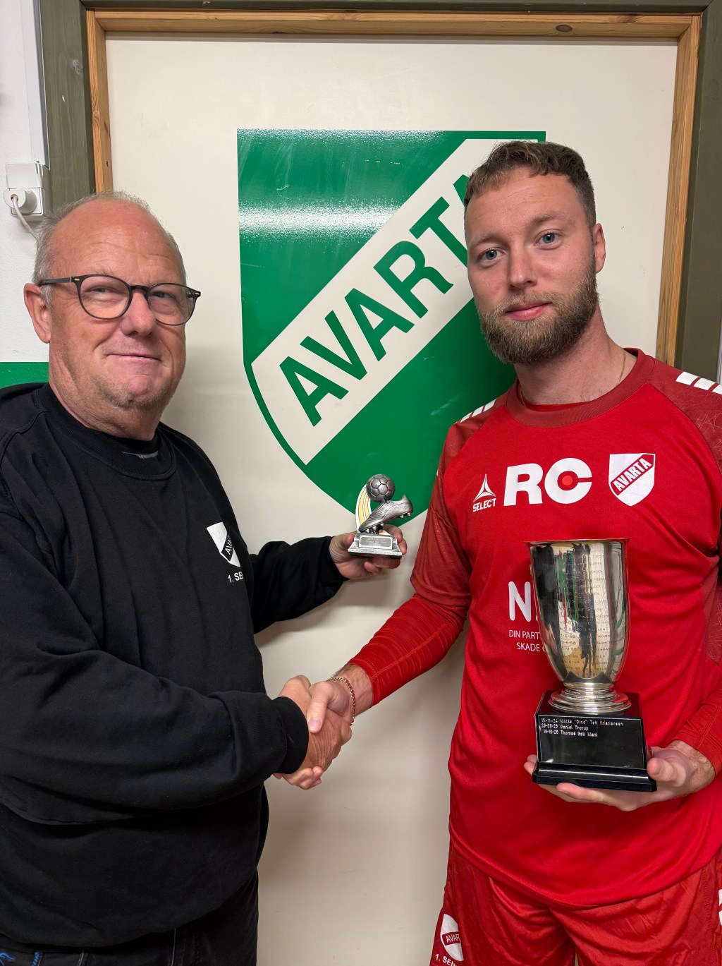 Thomas Gall Kiani modtager 3-kampspokalen efter sejr over Næstved&nbsp;I.F.